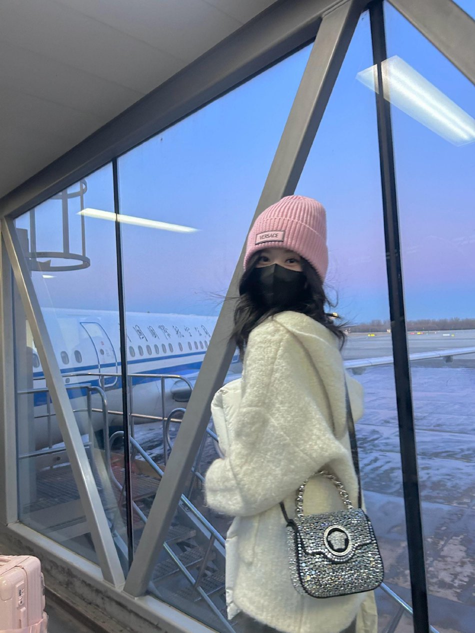 组图:赵露思晒机场出发照 戴粉色针织帽元气满满