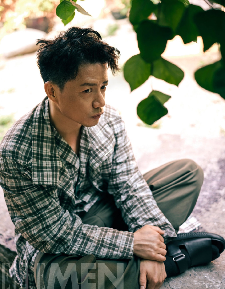 组图:段奕宏身着白色西装卧地 搭配前卫雕塑艺术感十足