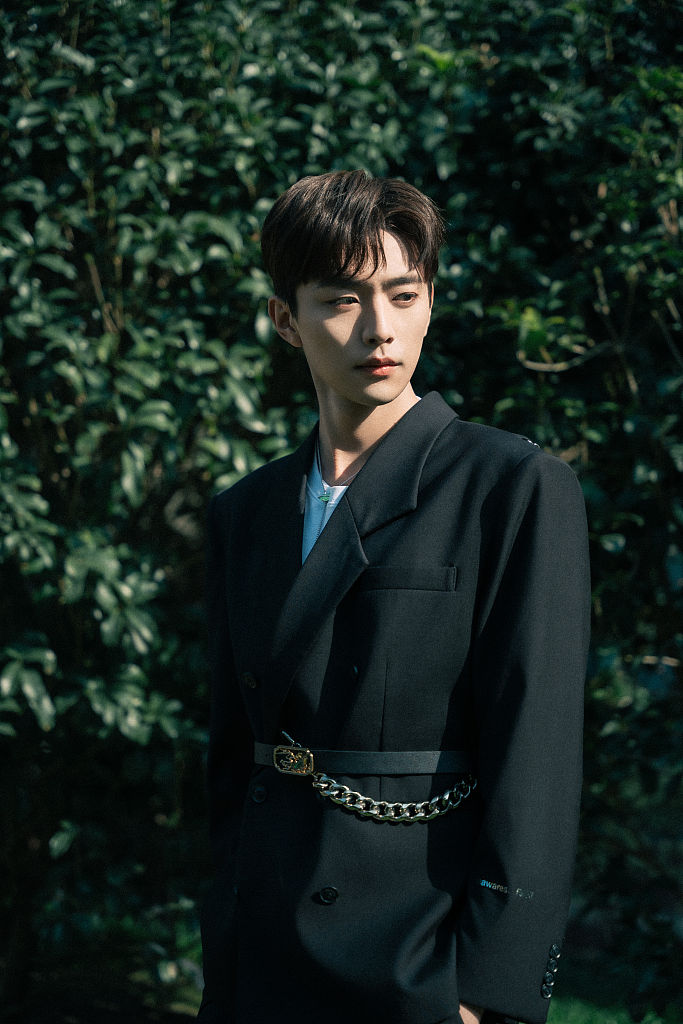 王敬轩参加冬奥星派对活动 黑西装搭配腰带突显大长腿