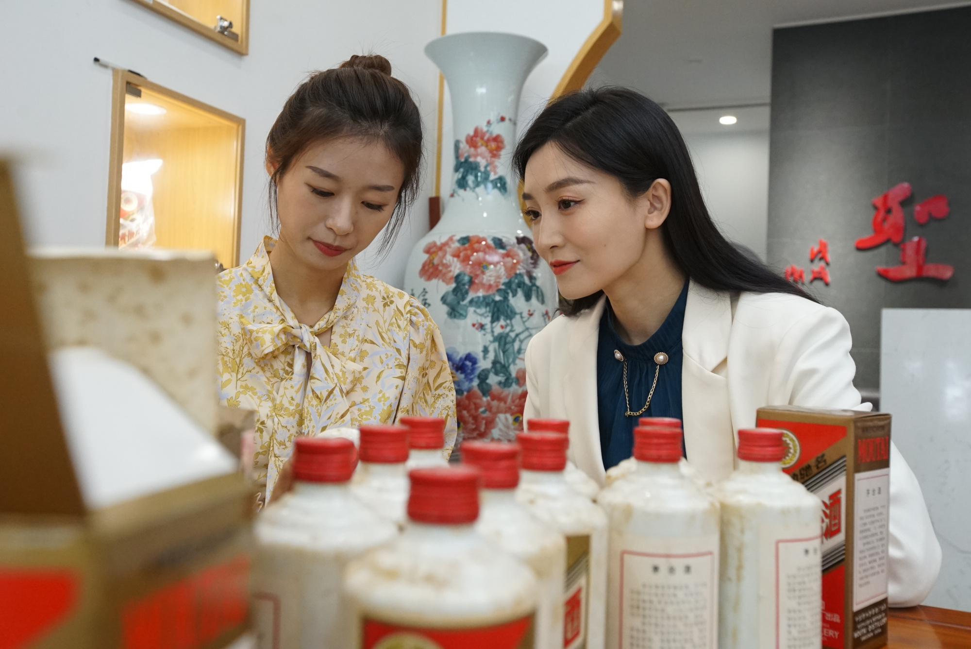 美女拿来稀缺老茅台,品相真不错!