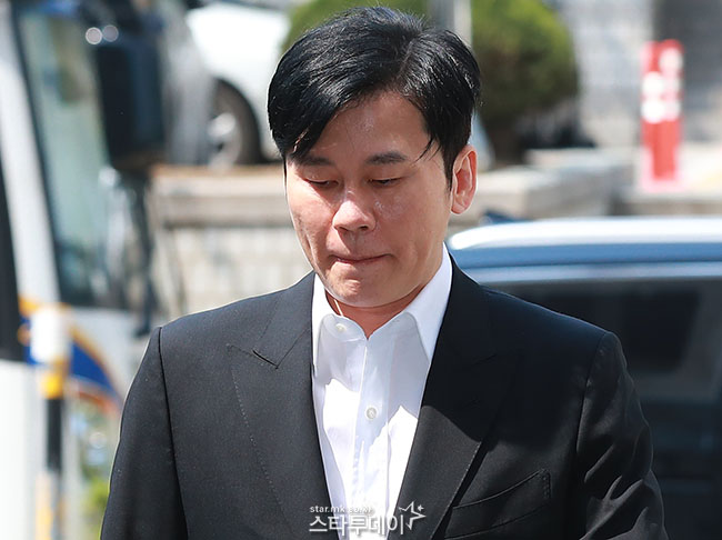 组图:前yg老板梁铉锡出席庭审 因未带口罩再惹争议