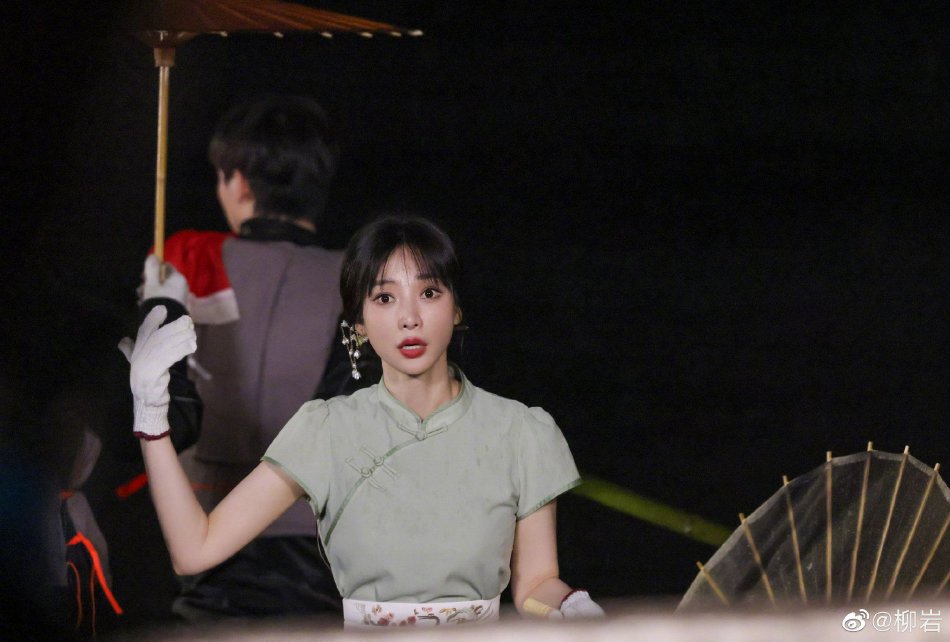 组图:柳岩穿改良旗袍身材凹凸有致 蛮腰纤细事业线傲人