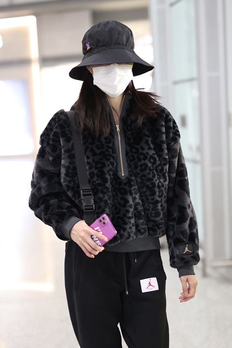 钟楚曦街拍:aj豹纹羊羔毛帽衫搭配运动裤街头范儿