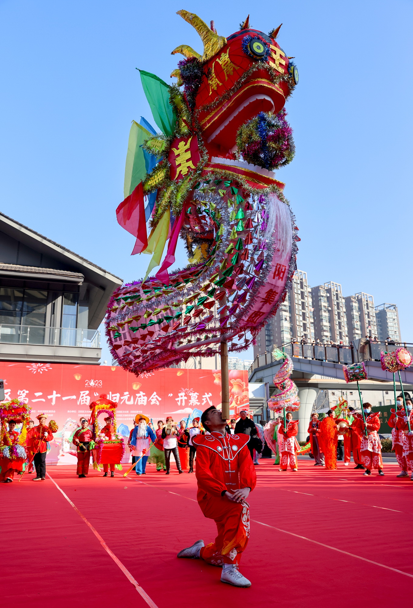 武汉非遗高龙亮相民俗庙会