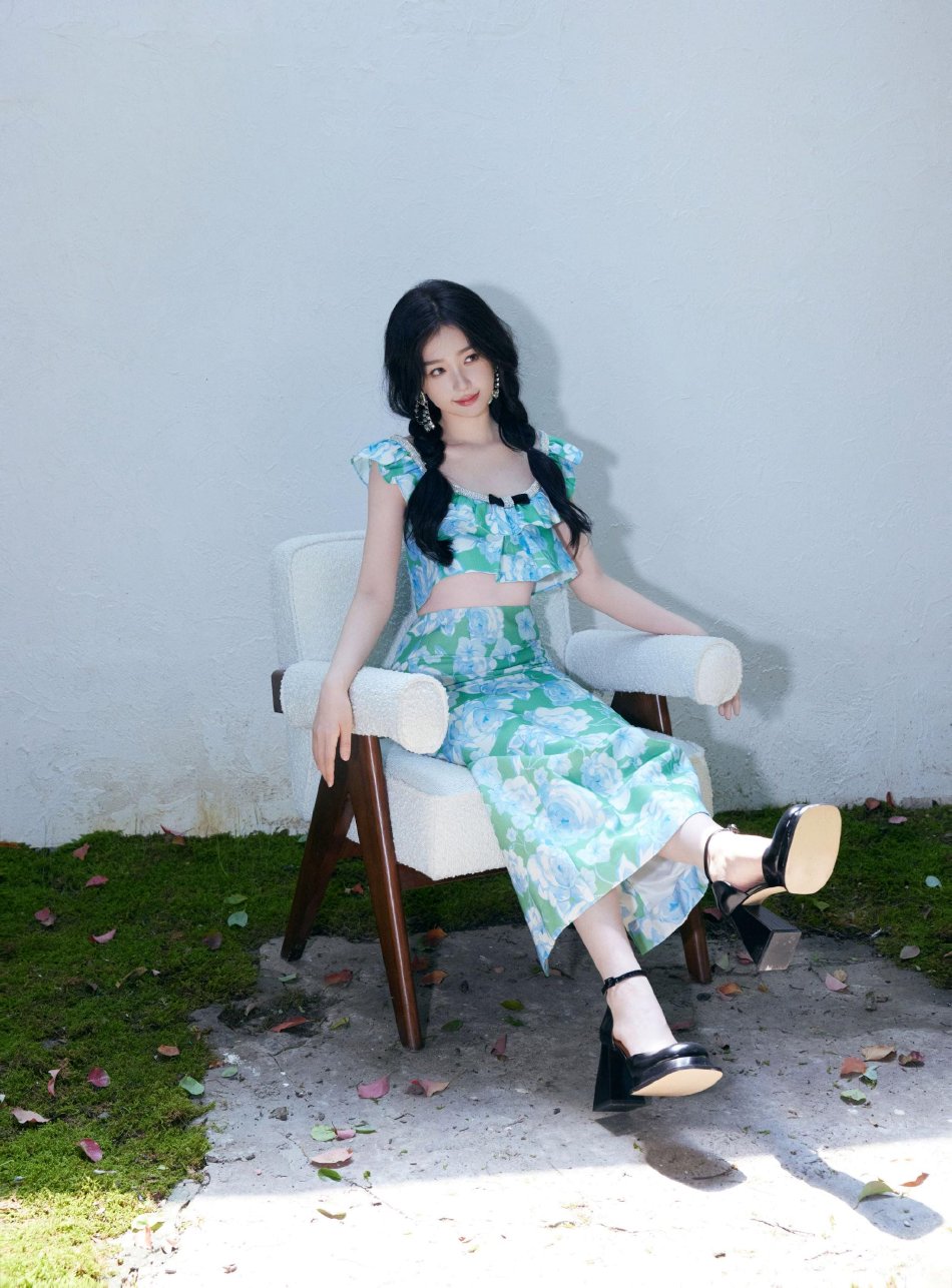 组图:虞书欣穿露腰碎花修身裙 扎双麻花辫清新靓丽笑容甜
