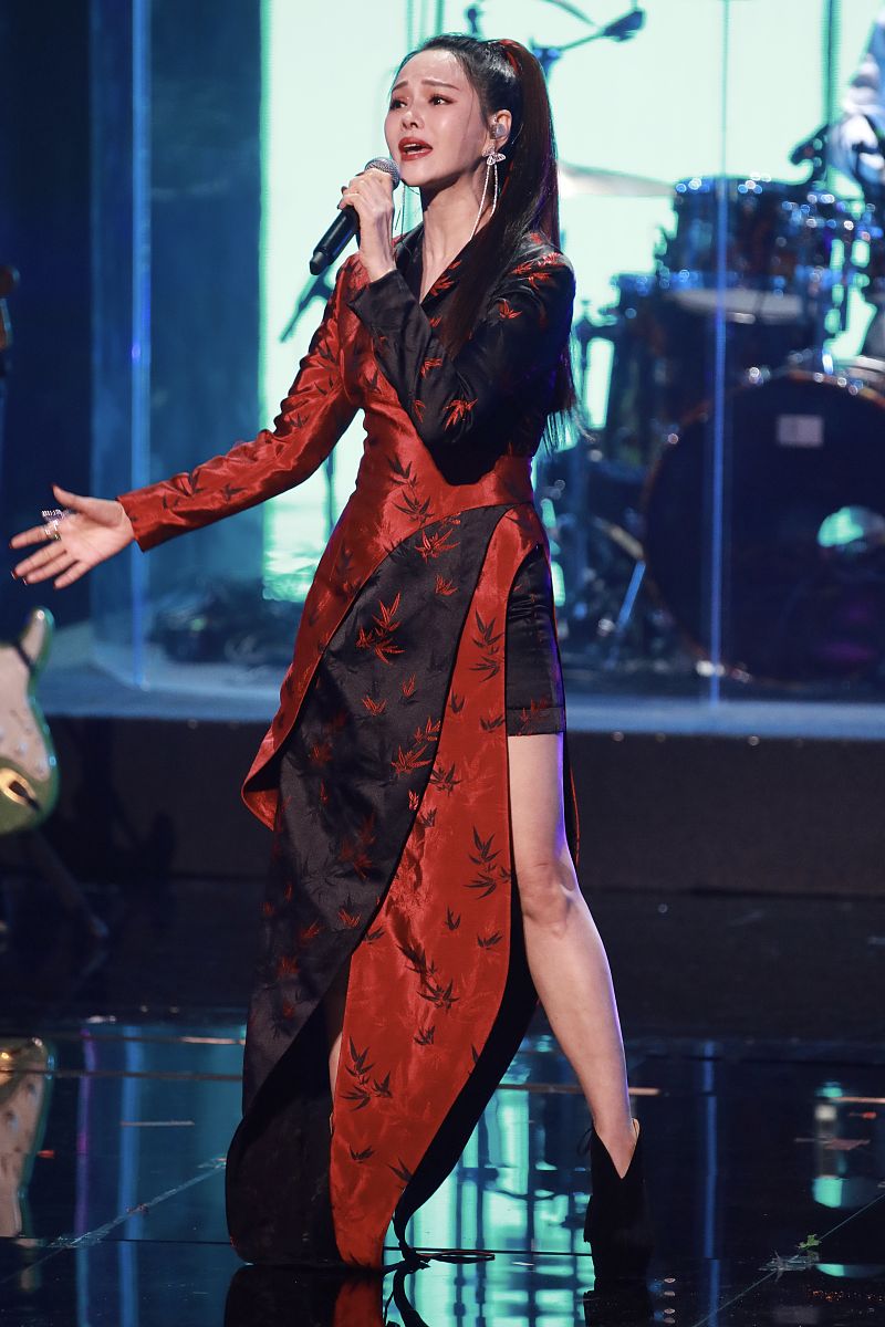 苏宁双11星装:伊能静红黑拼色礼服裙 高马尾英姿飒爽