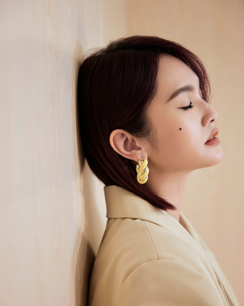 杨丞琳《灿烂的前行》穿米色西装出镜 笑容灿烂温柔