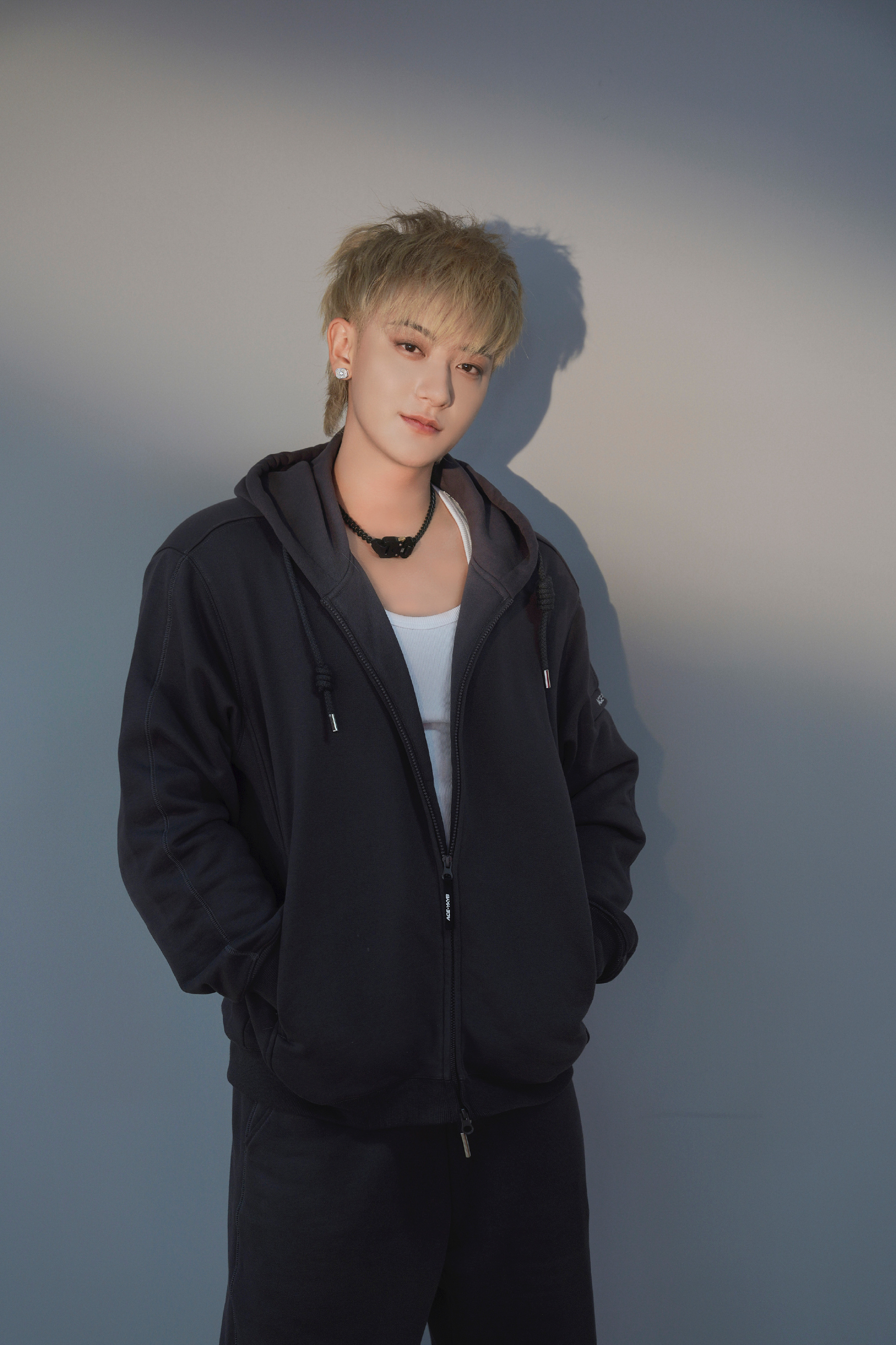 黄子韬这身穿搭休闲好看