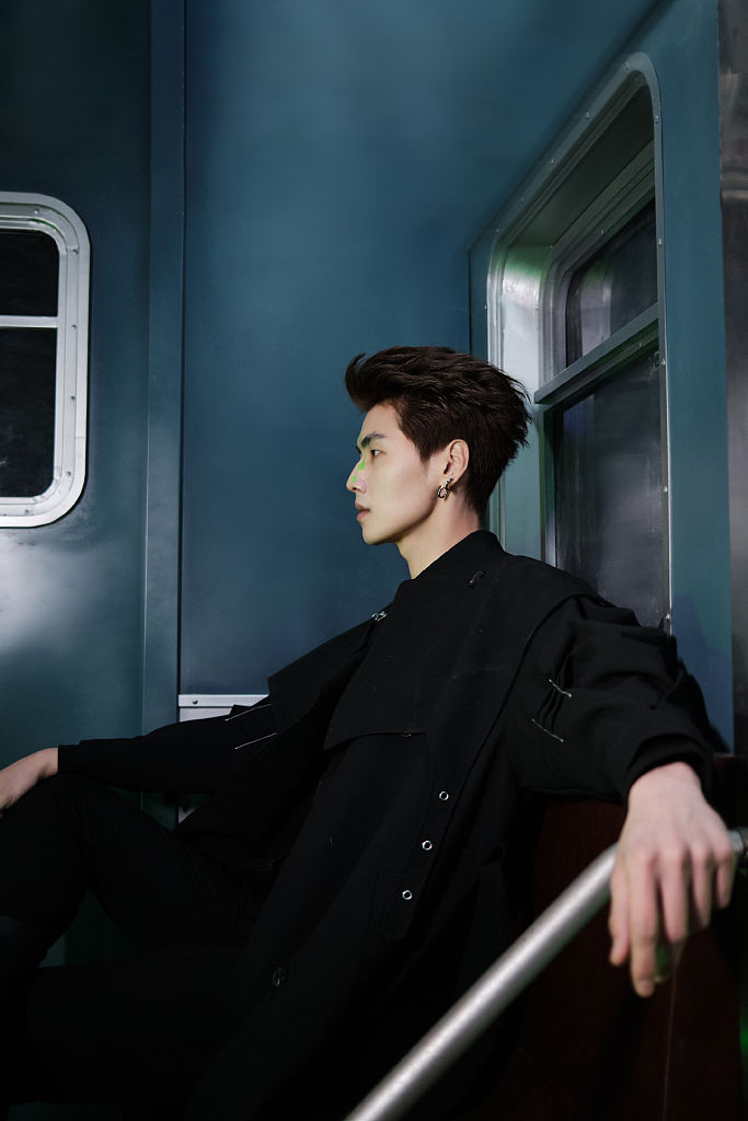 肖凯中未来科技感写真释出 光影斑驳尽显俊朗五官