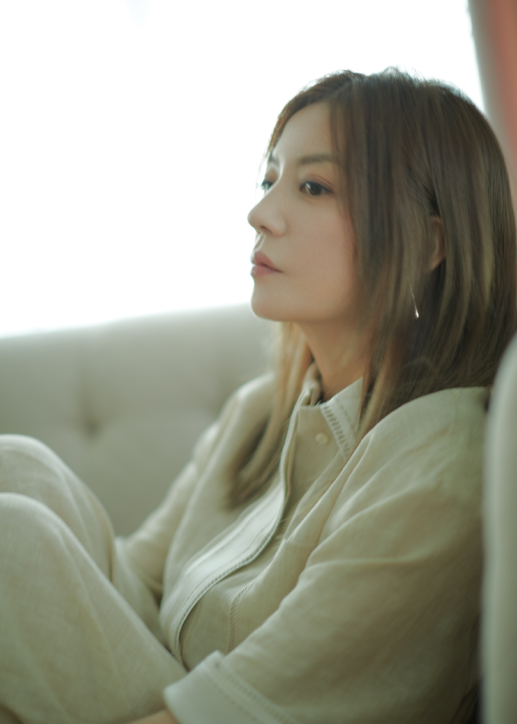 赵薇穿驼色长摆风衣 在光影下帅气凹造型