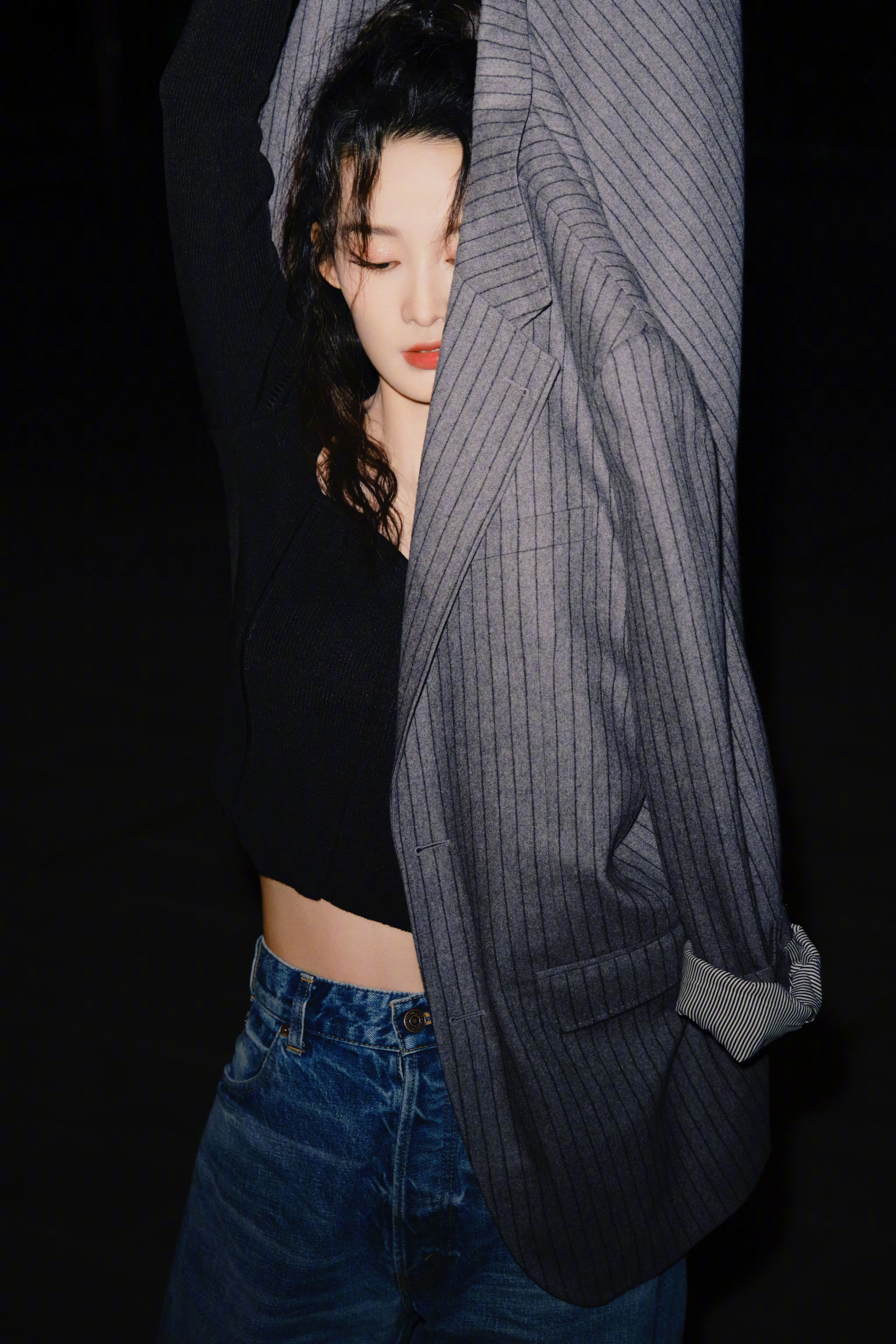 李沁的面相清秀,五官精美,薄薄的身体,反过来倒有一点纤弱之气