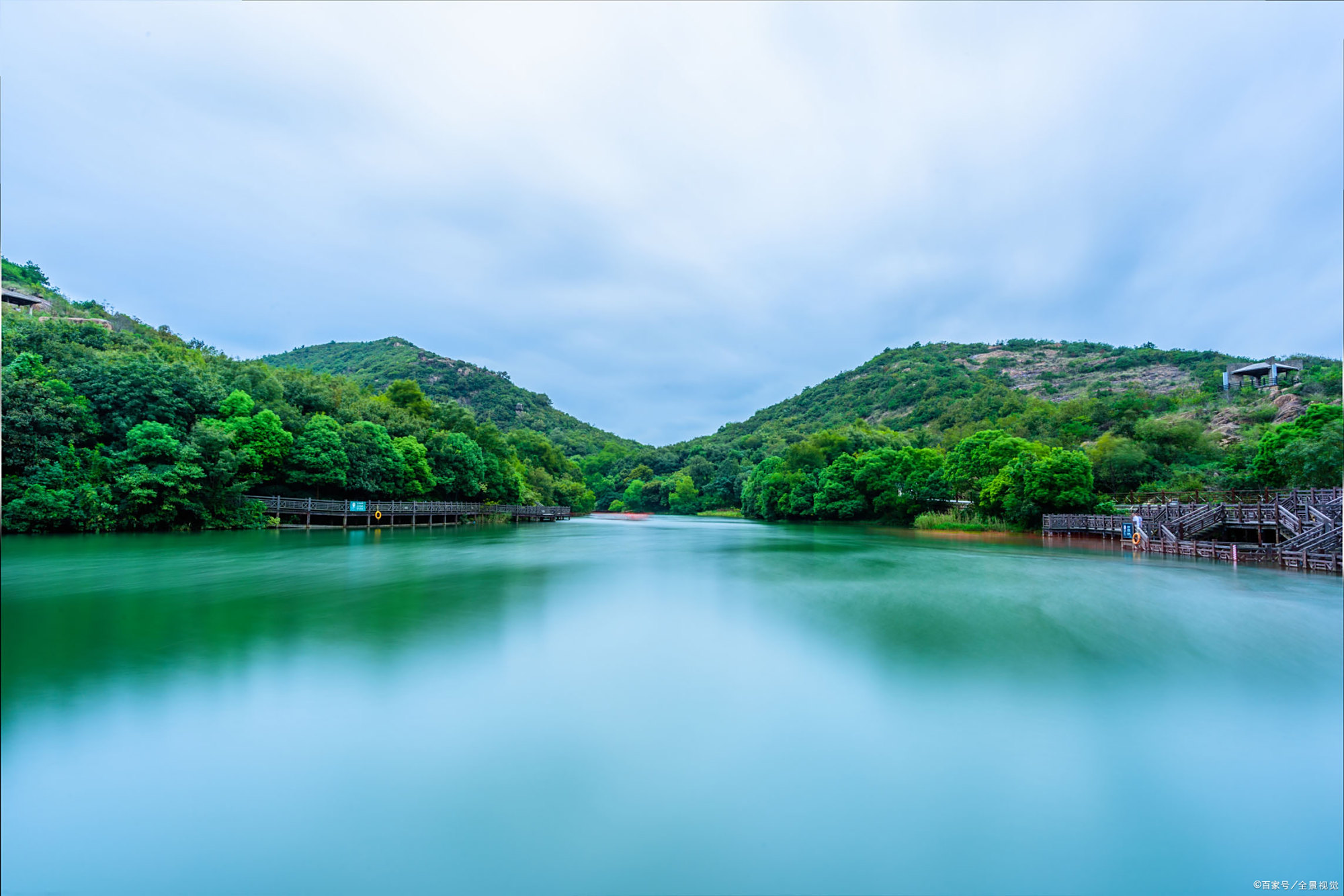 水中青山"遥望洞庭山水翠,白银盘里一青螺"——唐代:刘禹锡
