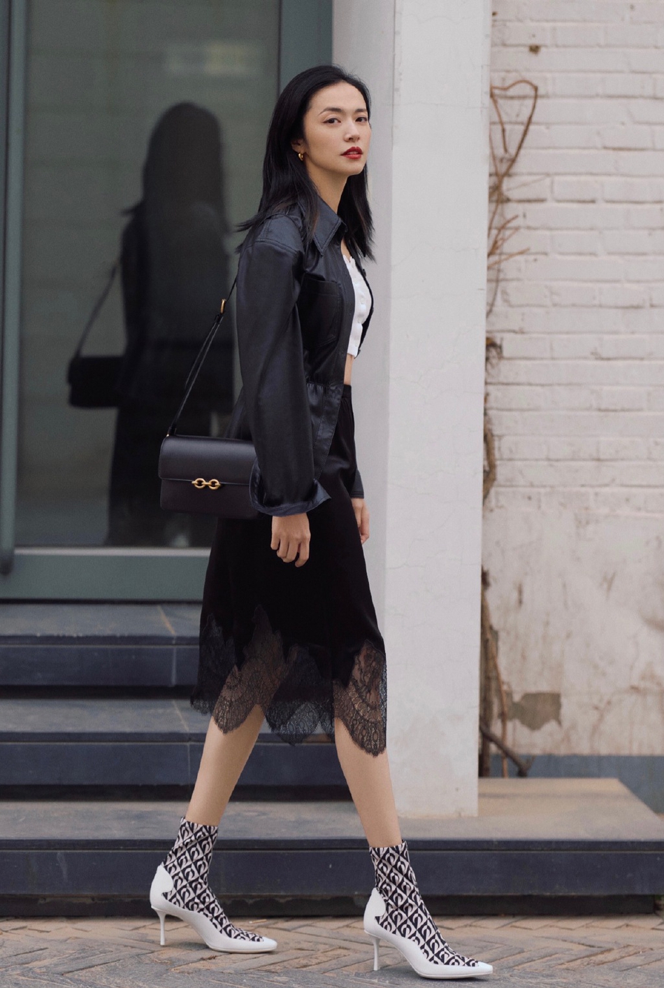 组图:姚晨早春街拍美照曝光 穿黑色皮衣小露蛮腰性感时髦