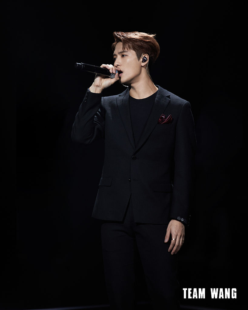 王嘉尔获优秀原创音乐作品奖 穿黑色西服领奖唱跳帅气有样