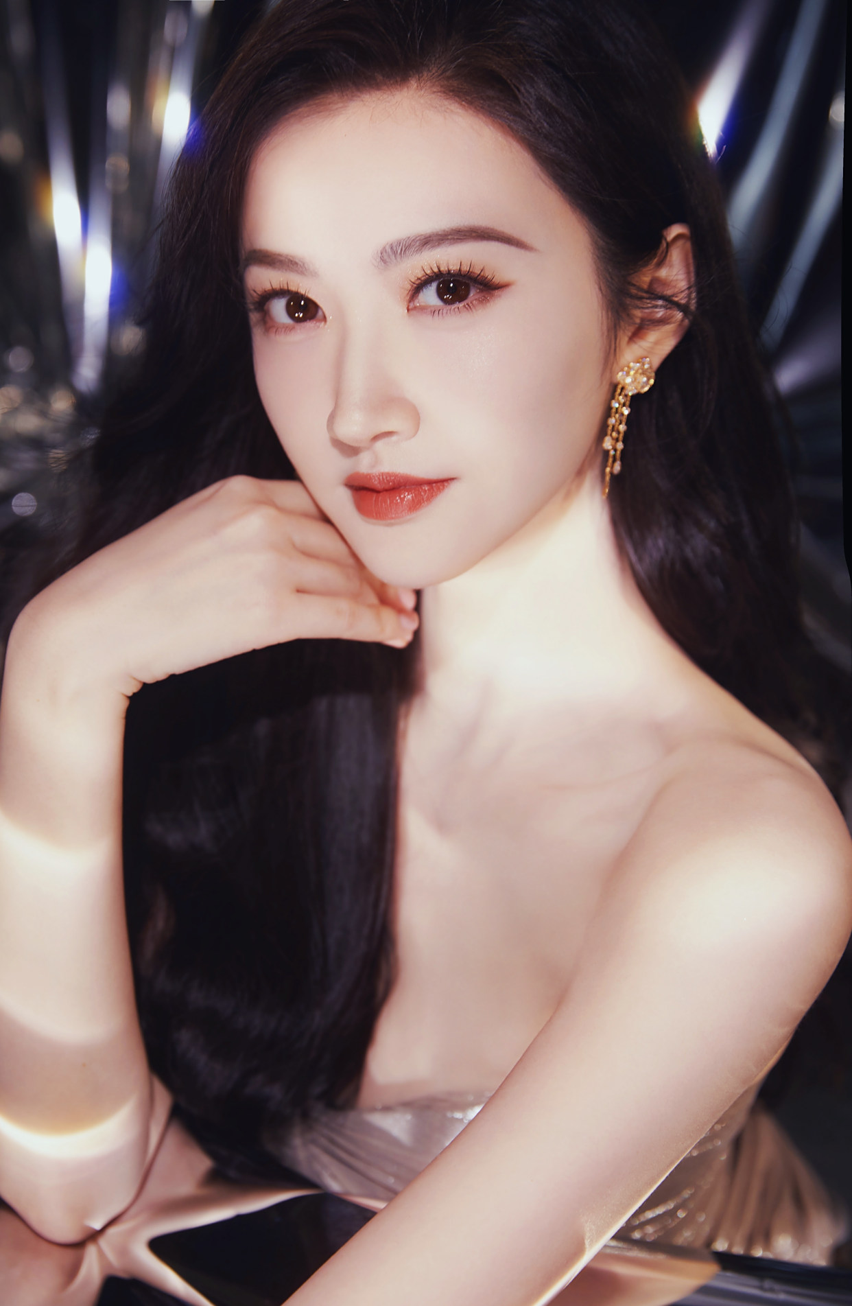 景甜"人间富贵花"名头不虚!穿金色礼服高贵奢华,这气质少有!