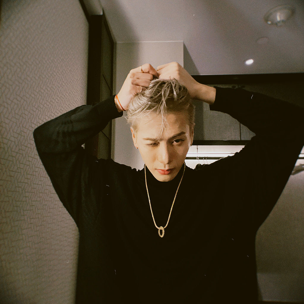 王嘉尔发布随性自拍洒脱不羁 手抓银色长发表情张扬