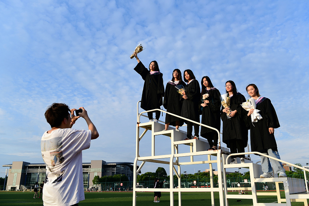 又是一年毕业季 大学生拍照留影致青春