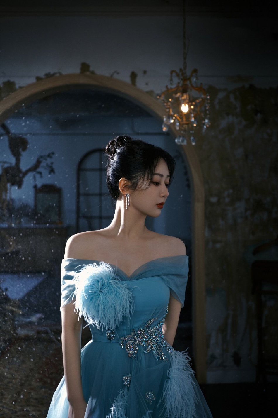 组图:杨紫兔年春晚造型写真 碧蓝色抹胸公主裙仙气十足