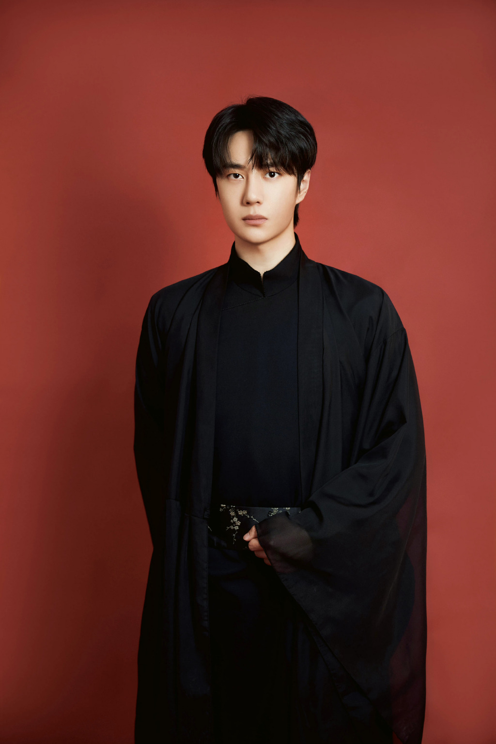 王一博河南春晚造型,黑色飘逸轻薄长袍,俊秀少年,国风之美