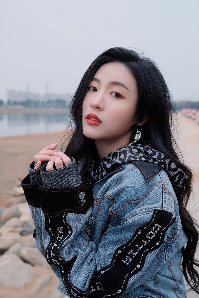 孙芮牛仔造型现身品牌活动 金沙湖边享受落日余晖