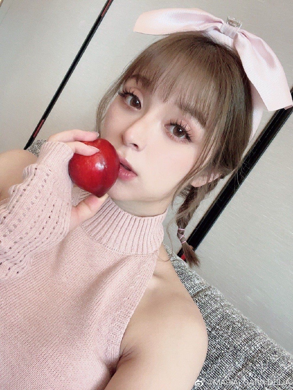 组图:美依礼芽坐飞机被偶遇 拎大包行李打扮随性好小巧