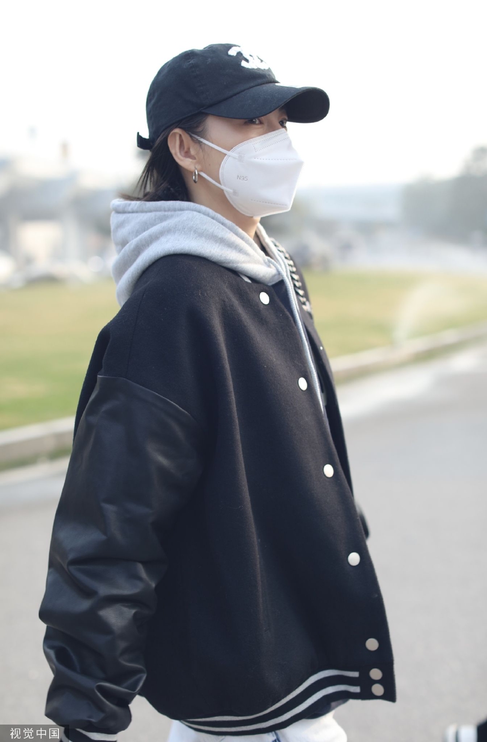 组图:张雨绮帽衫棒球服现身机场 牛仔裤球鞋青春活力