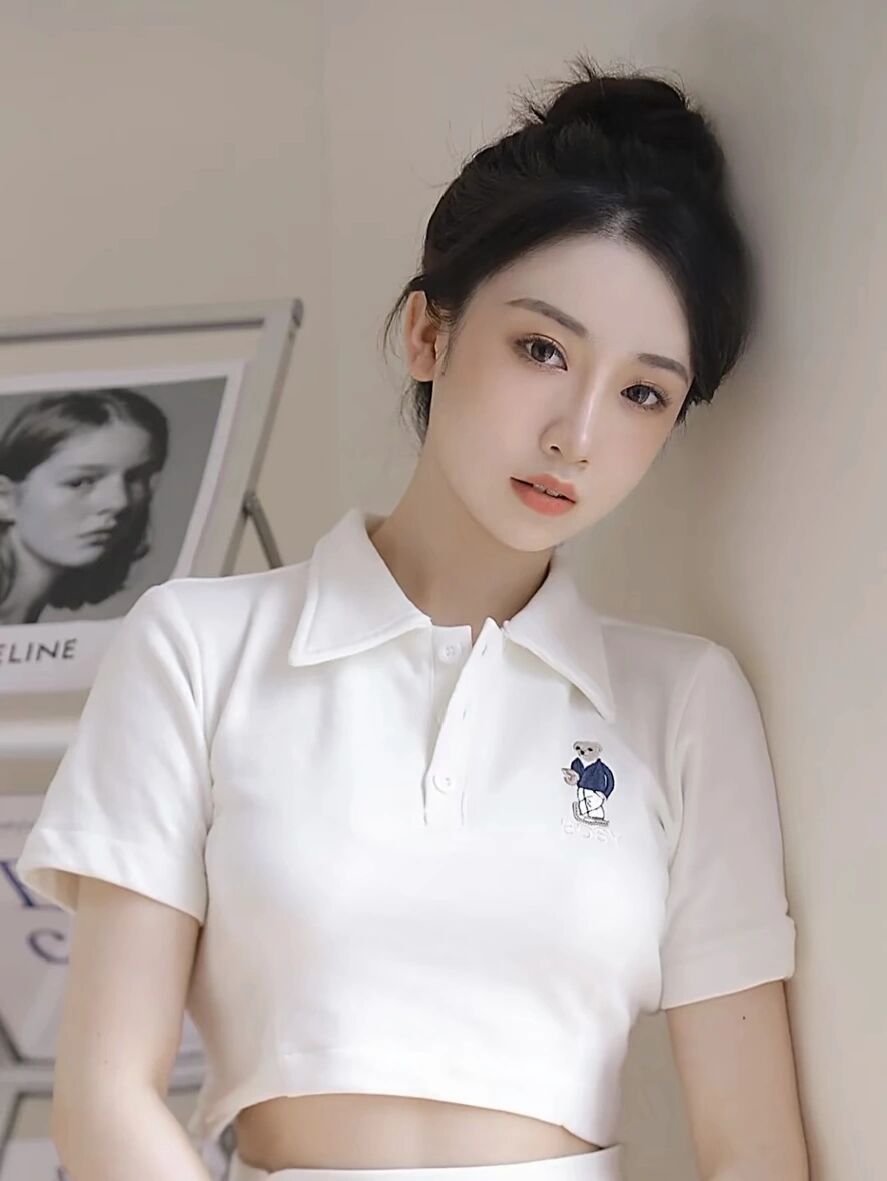 耐看型的女生让人回味无穷,第一个美女的嘴很好看,挺让人喜欢