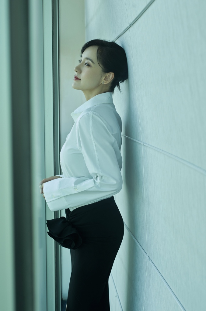 王智拍摄金鸡奖干练风造型写真 黑白造型秀美腿显成熟风韵