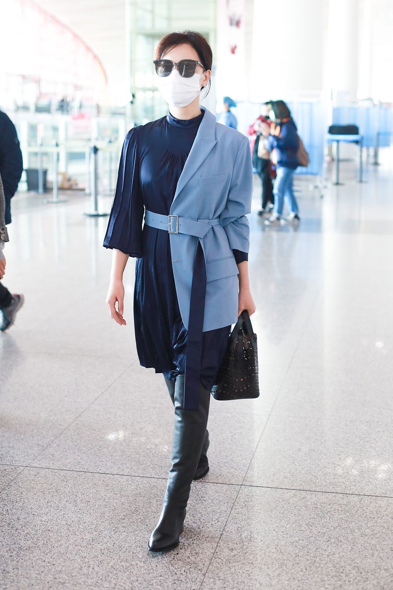 陈数街拍:假两件西装裙搭配长靴 alaia包温柔女人味