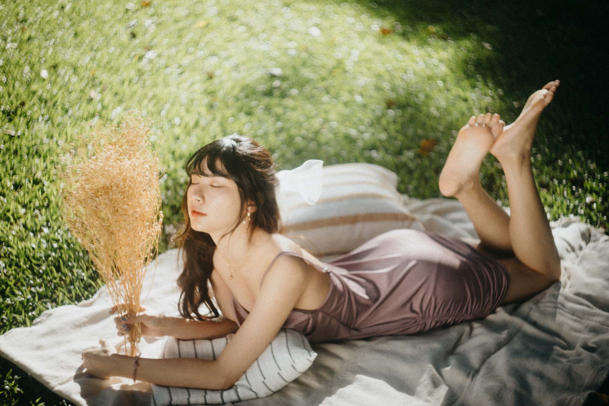 美女户外唯美随拍,凸显朦胧美感