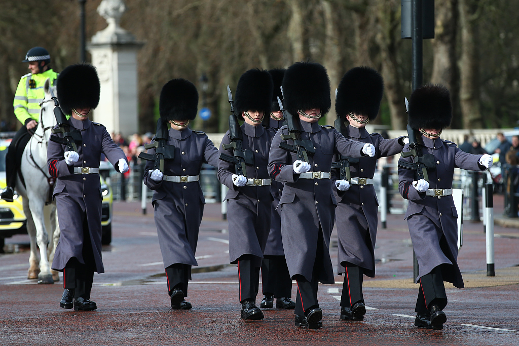 英国女王登基70周年 苏格兰卫队白金汉宫前举行换岗仪式