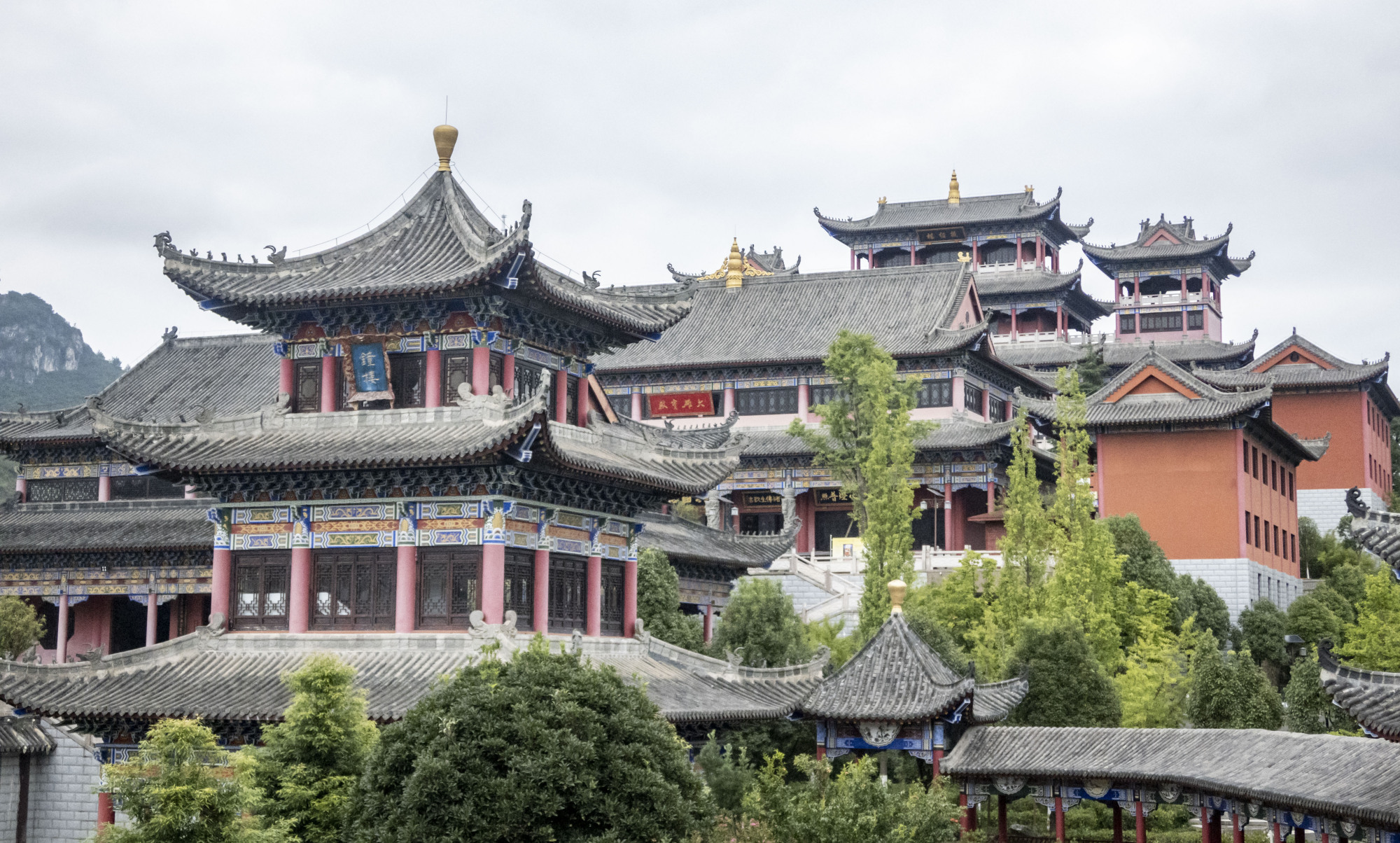 贵阳的大兴国寺,游客少香火旺,旁边就是青岩古镇