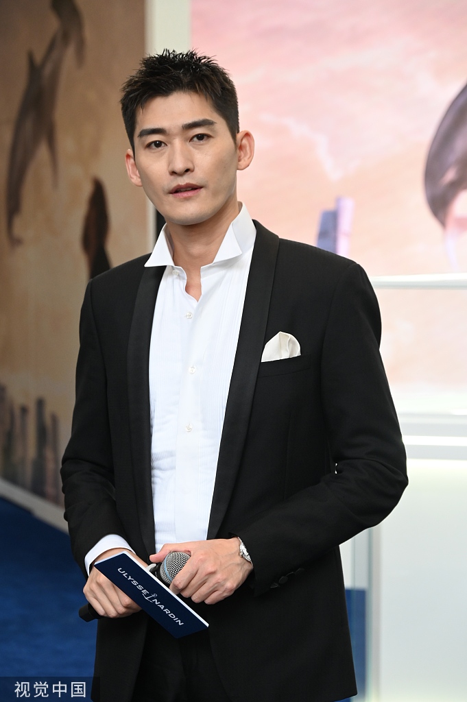 组图:张瀚再现"霸总式微笑"帅气撩人 举香槟西装革履儒雅绅士