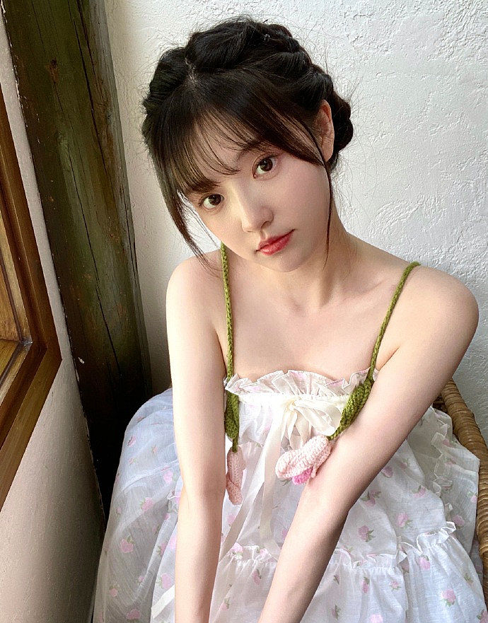 张楚寒发布青春元气春日写真 大眼俏皮灵动甜美可人