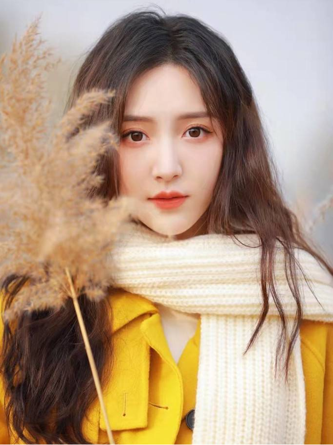 倪美诗生日写真温暖治愈 长发温柔像一缕冬日阳光