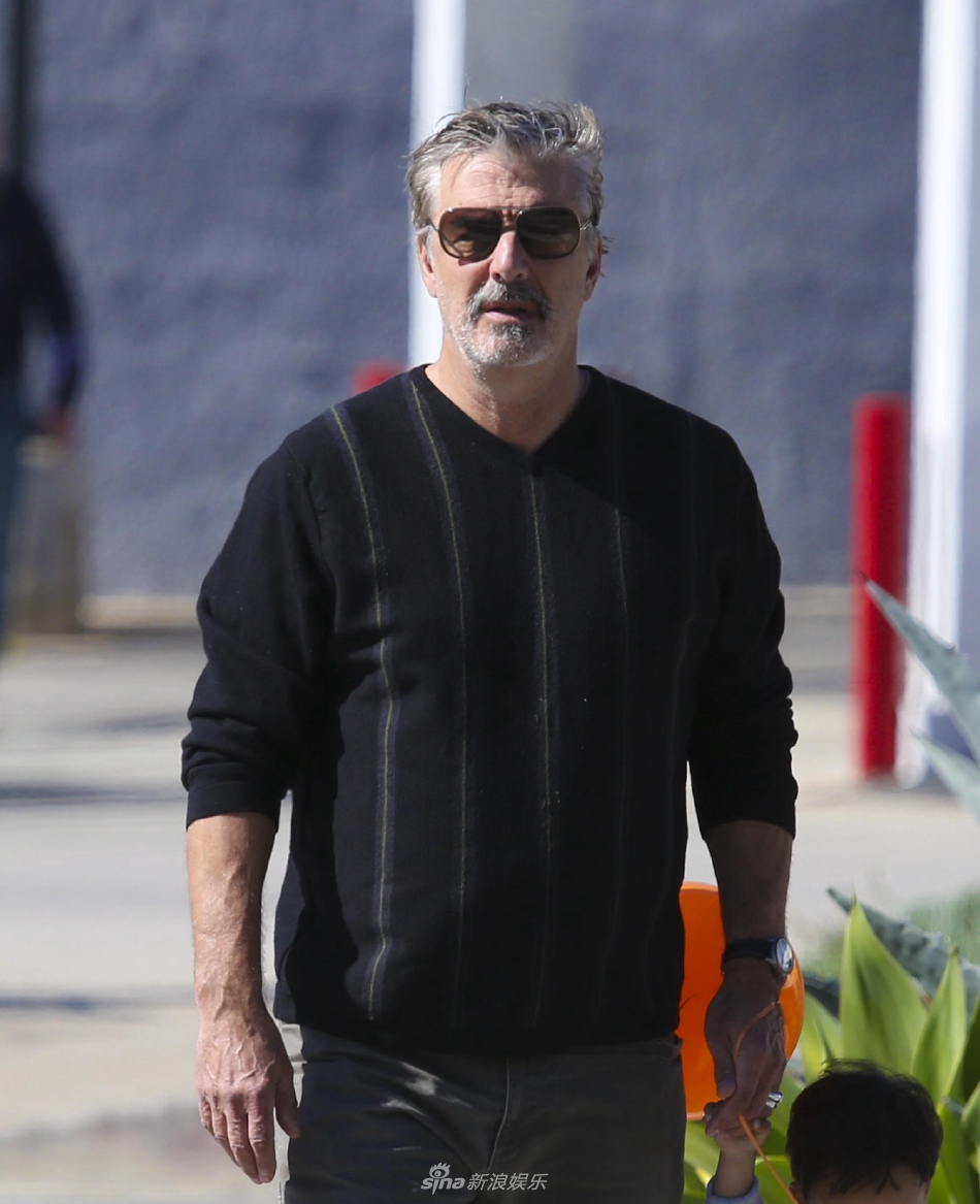 组图:克里斯·诺斯性虐待指控后现身洛杉矶 戴婚戒破解离婚传闻