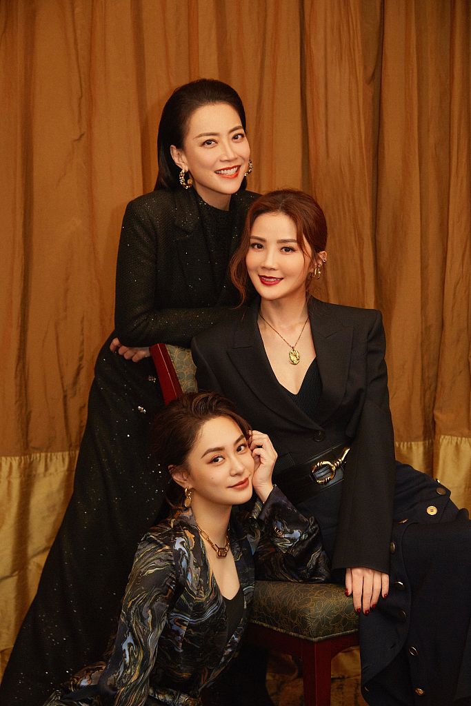 twins组合获"十年魅力价值人物"奖 霍汶希西装美飒