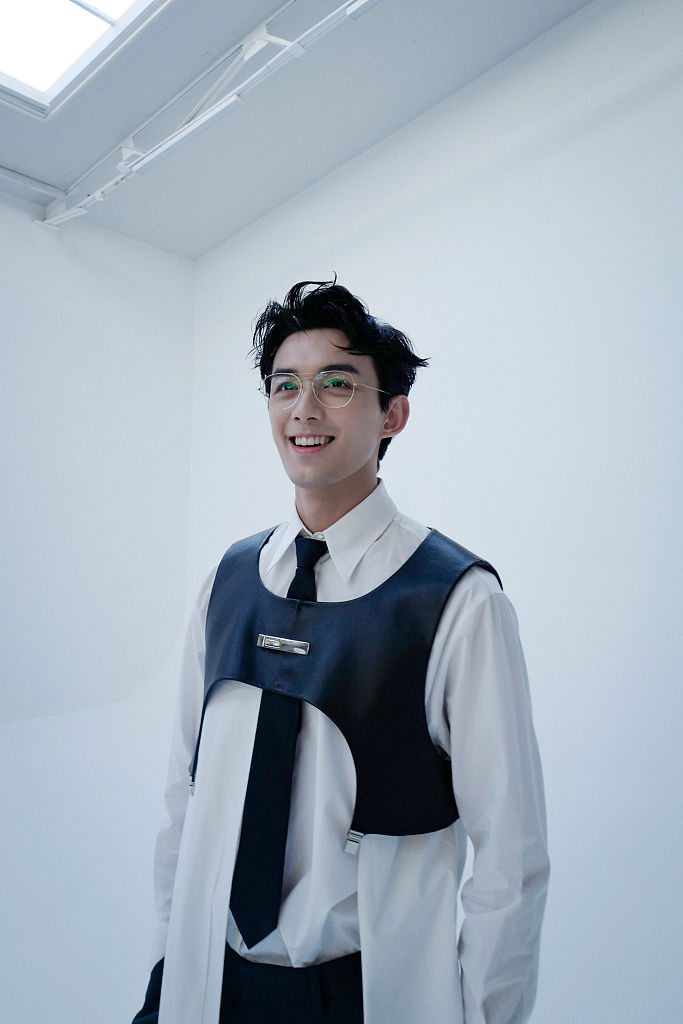 吴磊最细杂志封面花絮释出 与收养的流浪狗共同出镜互动有爱