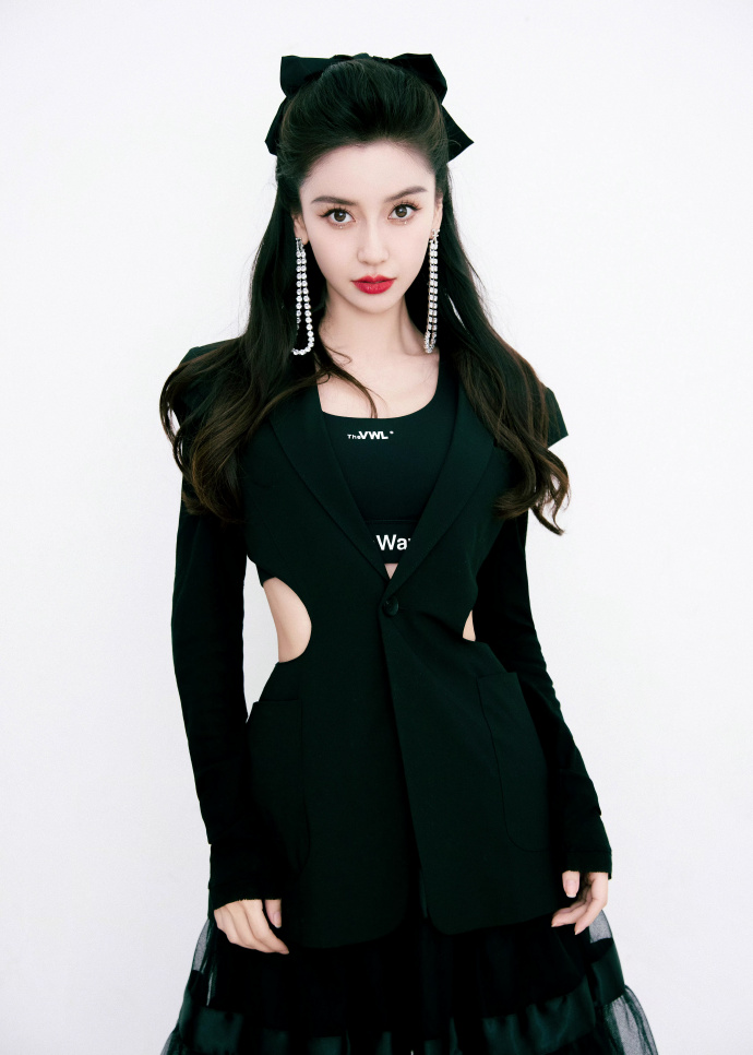 组图:angelababy《心动的信号5》写真 穿露腰西装黑裙精致又个性