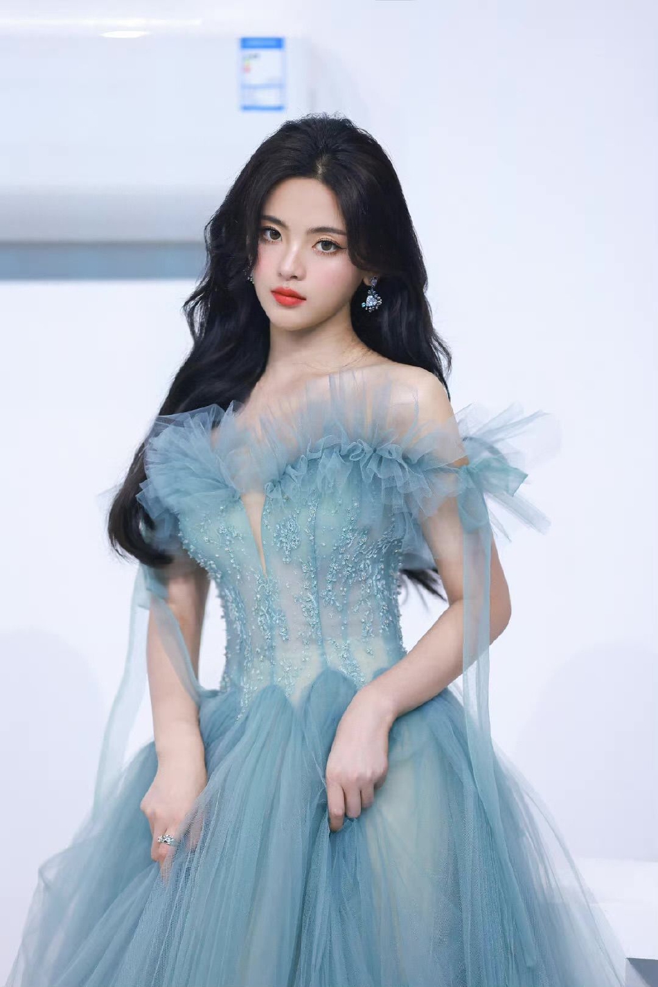 组图:杨超越穿一袭水蓝纱裙出席活动 妆容精致秀发飘逸似公主