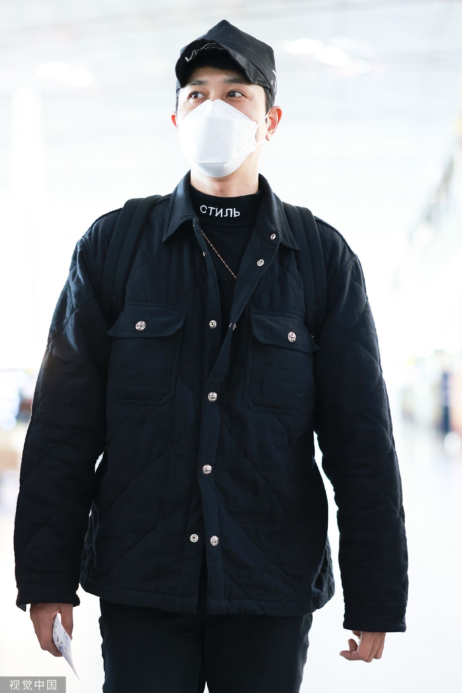 组图:彭冠英黑色look现身机场 宽肩长腿走路带风十分吸睛