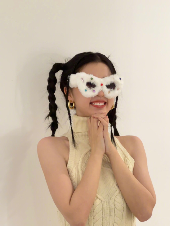 虞书欣双麻花辫俏皮可爱