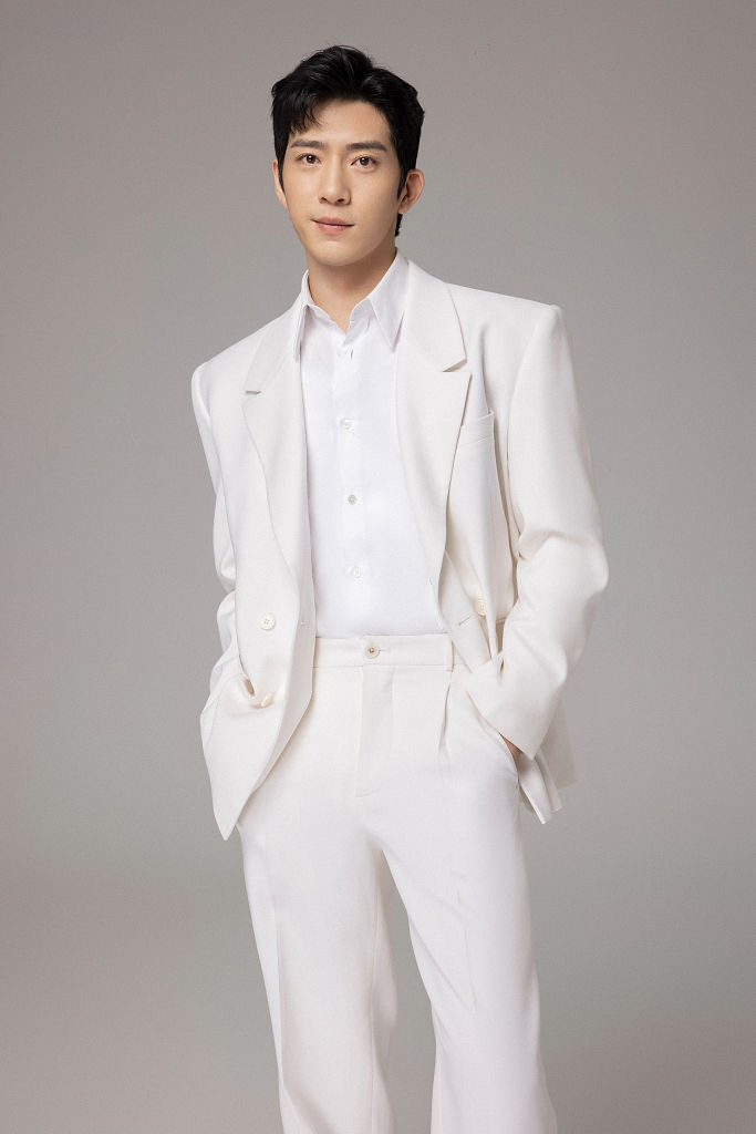 井柏然时尚写真璀璨冬日 风度翩翩似白马王子