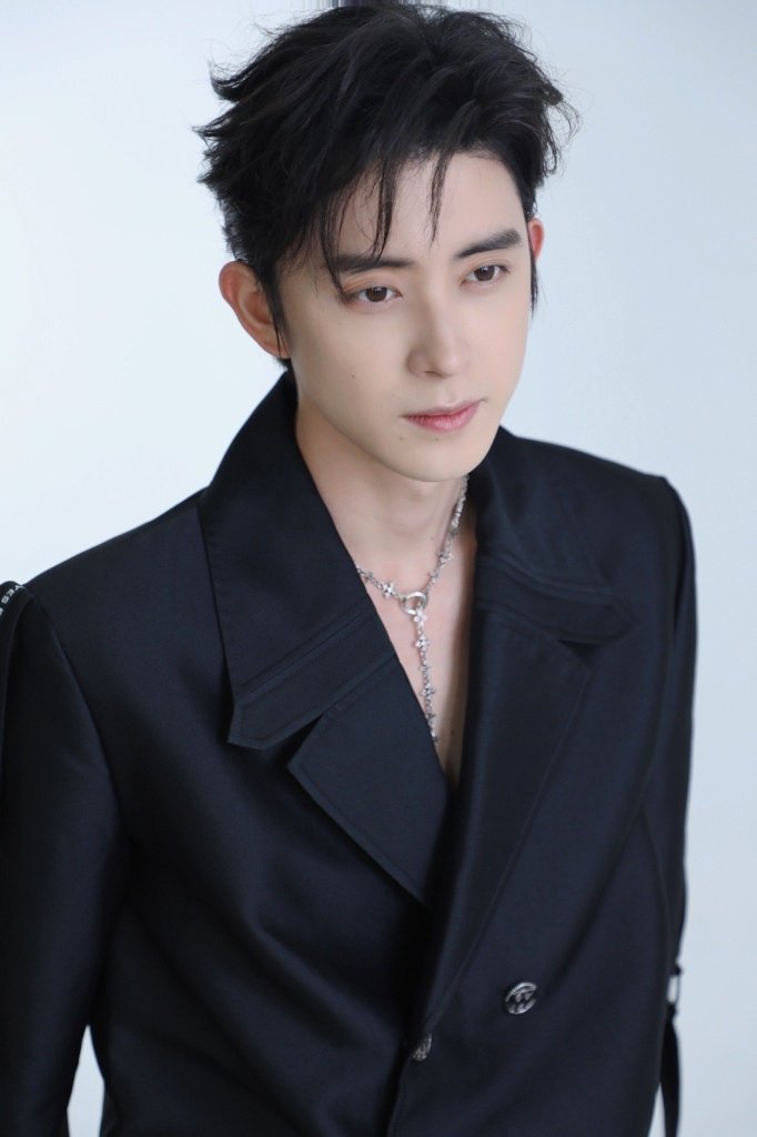 敖瑞鹏拍摄设计感西装造型写真 宣传新节目《为了我们的荣耀》