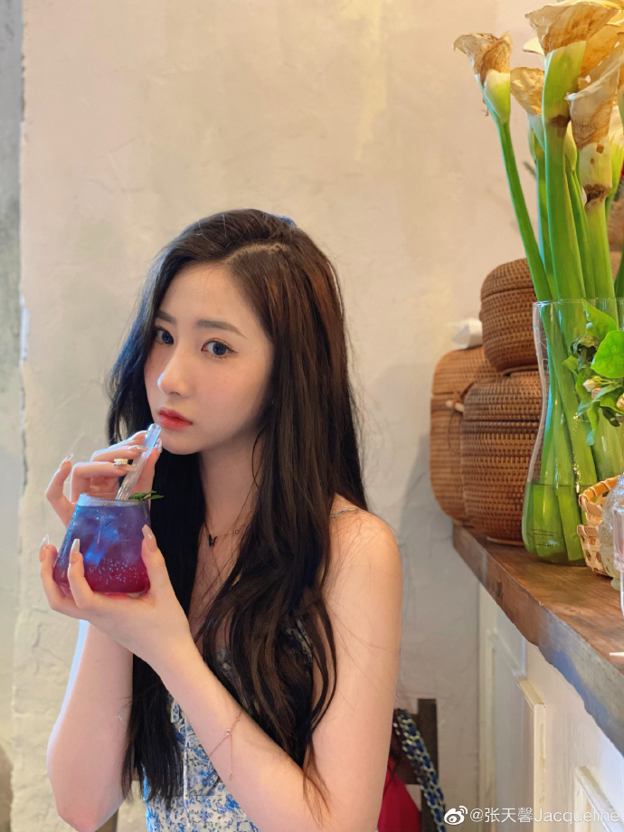 美女艺人张天馨迷人美照欣赏, 气质很优雅