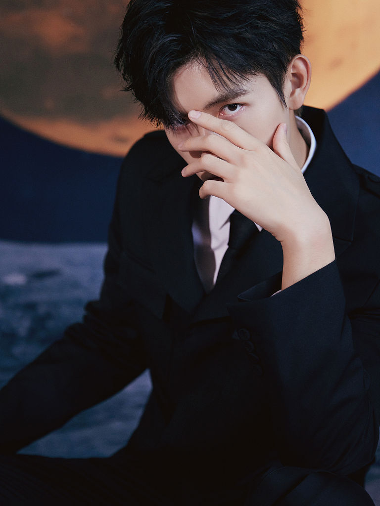 陈飞宇大湾区中秋写真可爱摆拍 成熟绅士感与稚气少年感并存