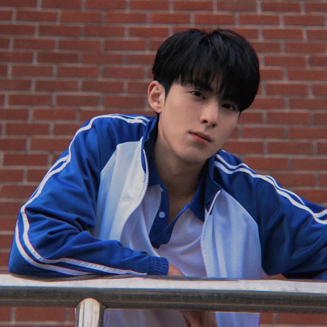 王鹤棣大学时代旧照曝光,带着耳钉比耶青涩稚嫩!