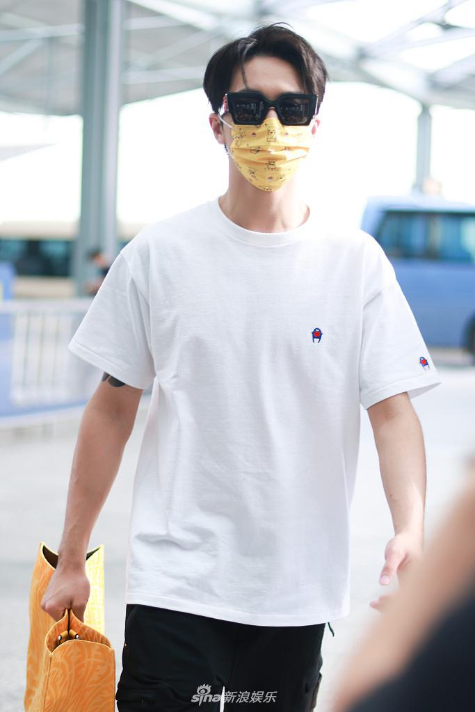 组图:许魏洲墨镜短发简单干练 走路带风狂野酷飒超slay