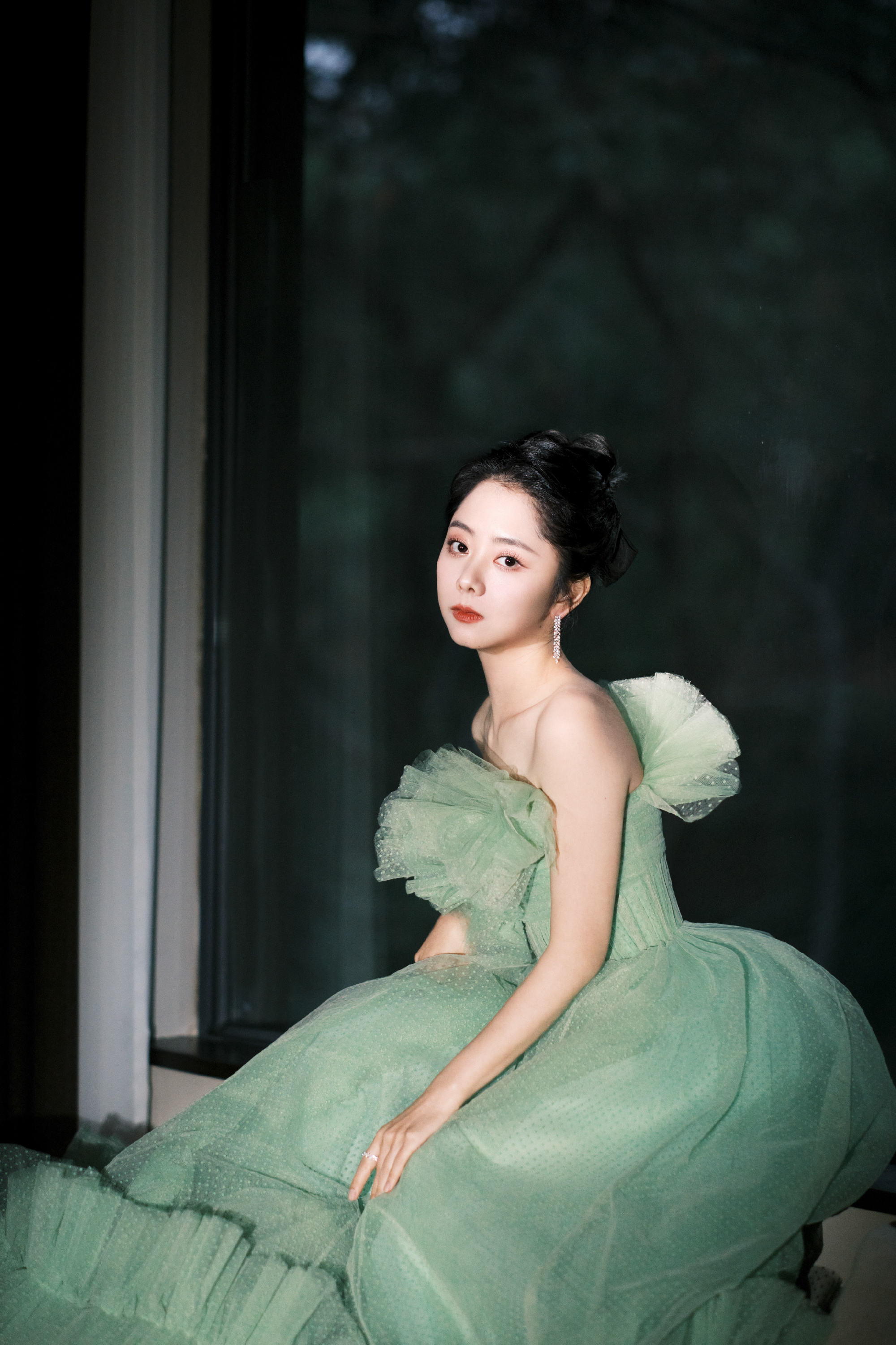 谭松韵金鹰奖造型,一袭薄荷绿薄纱礼裙,灵动多姿,飘逸出尘