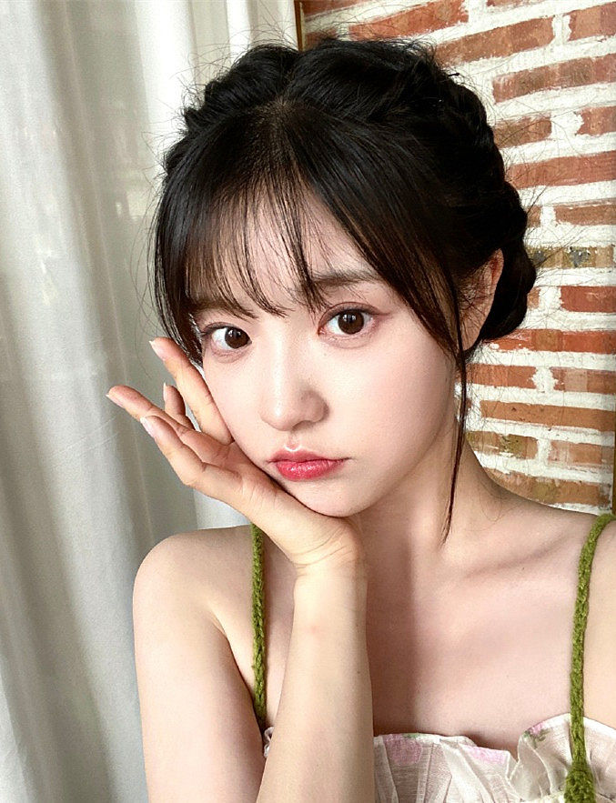 张楚寒发布青春元气春日写真 大眼俏皮灵动甜美可人